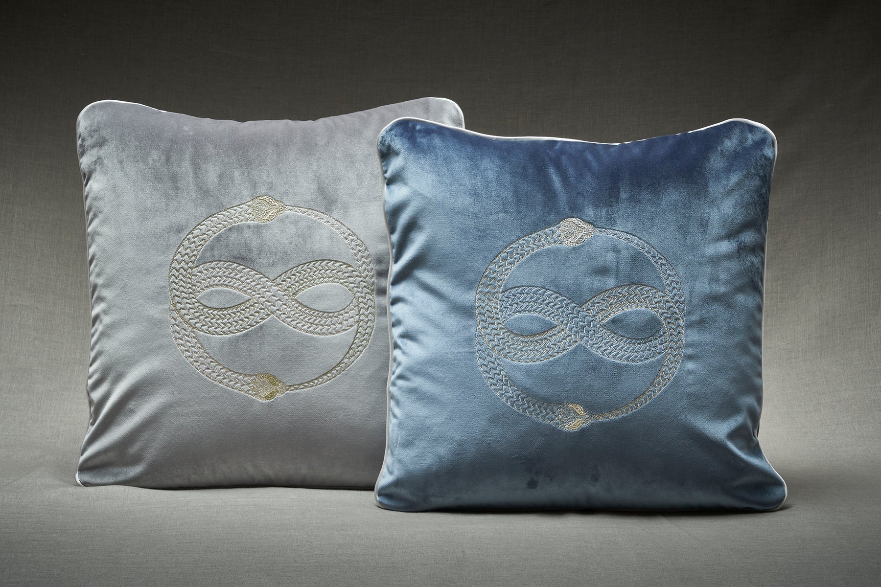 Cushion Animali Fantastici Uroboro su velluto