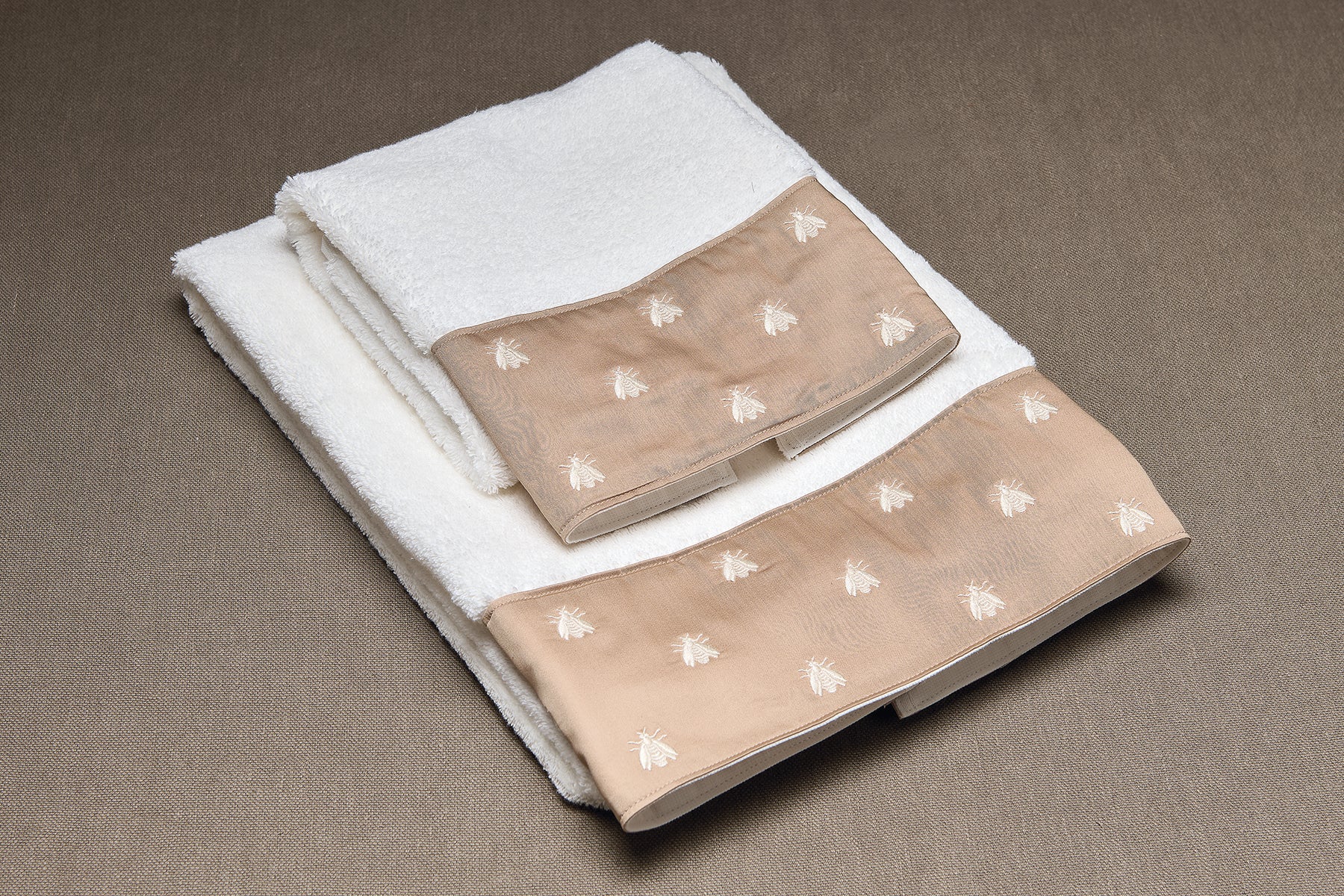 Set Spugna con bordo ricamato Api - Mastro Raphael