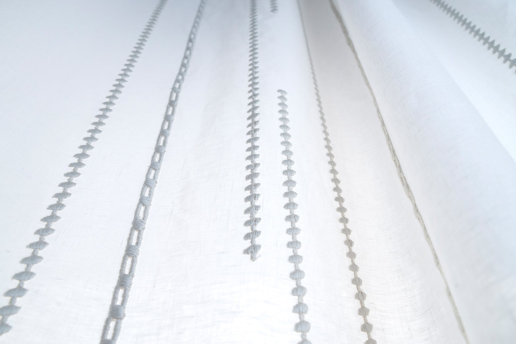 Tessuto Arabesque ricamo linee - Mastro Raphael