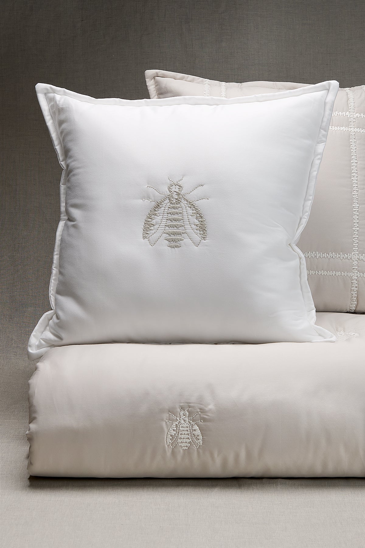 Cuscino Couture d’art ricamo Ape - Mastro Raphael