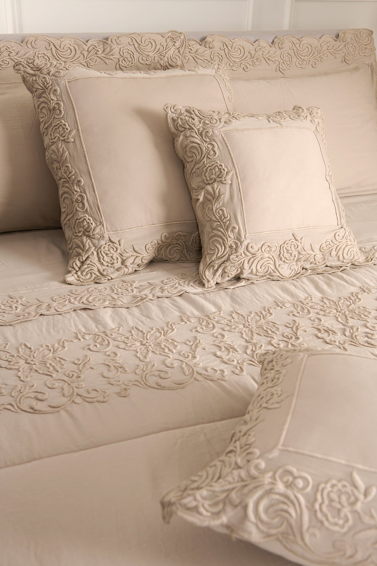 Quilt e trapunta Dune Merveille con due fasce ricamate - Mastro Raphael