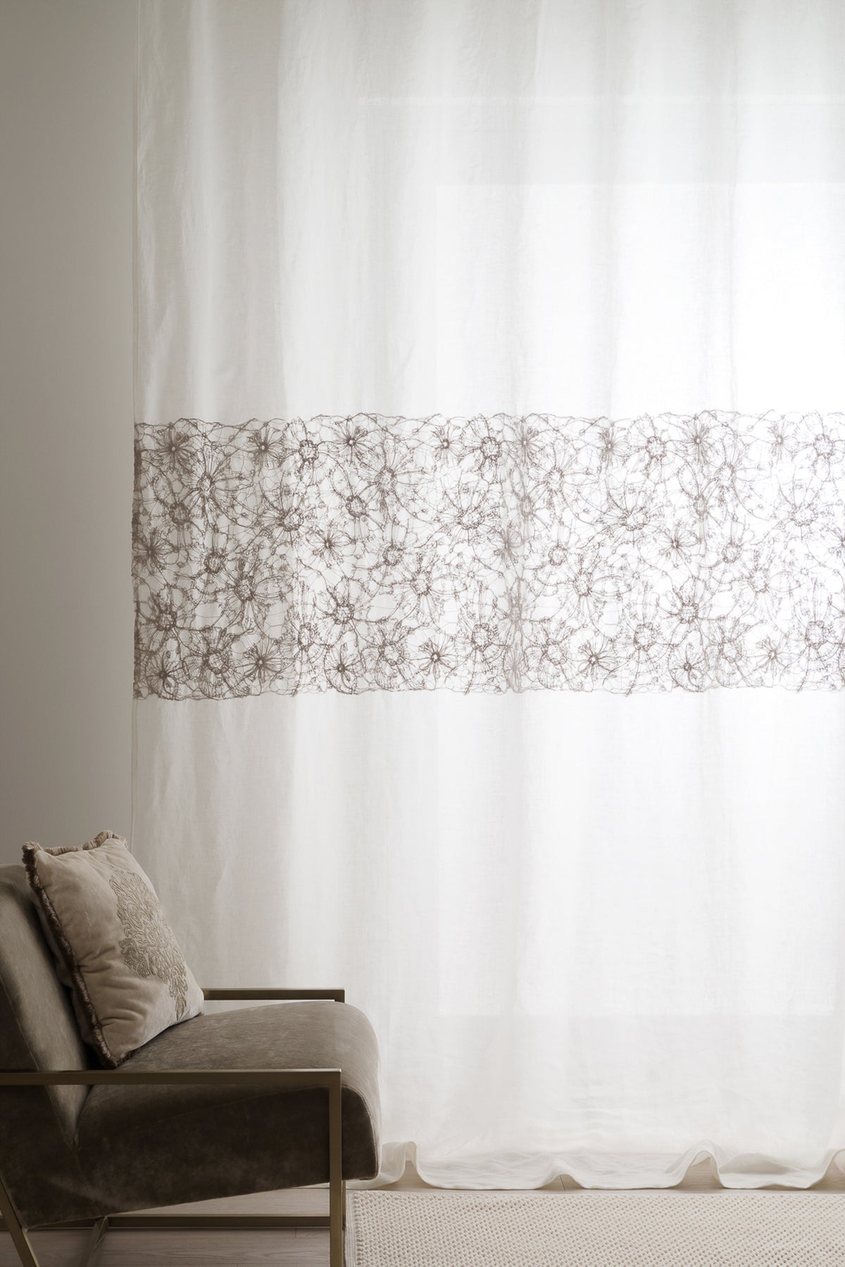 Tenda Romance in lino fascia centrale macramé fiori - Mastro Raphael