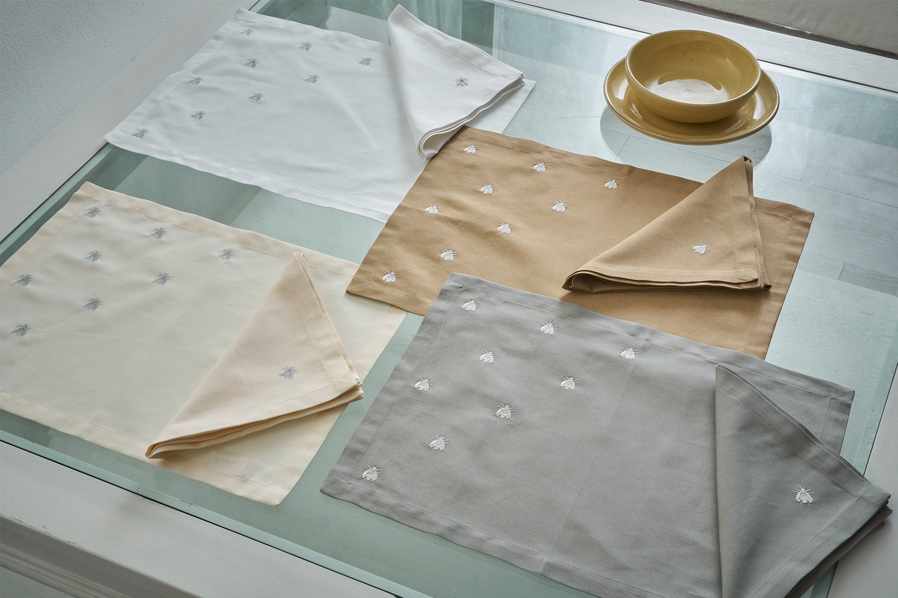 Placemat set Api Table linens ricamo Api