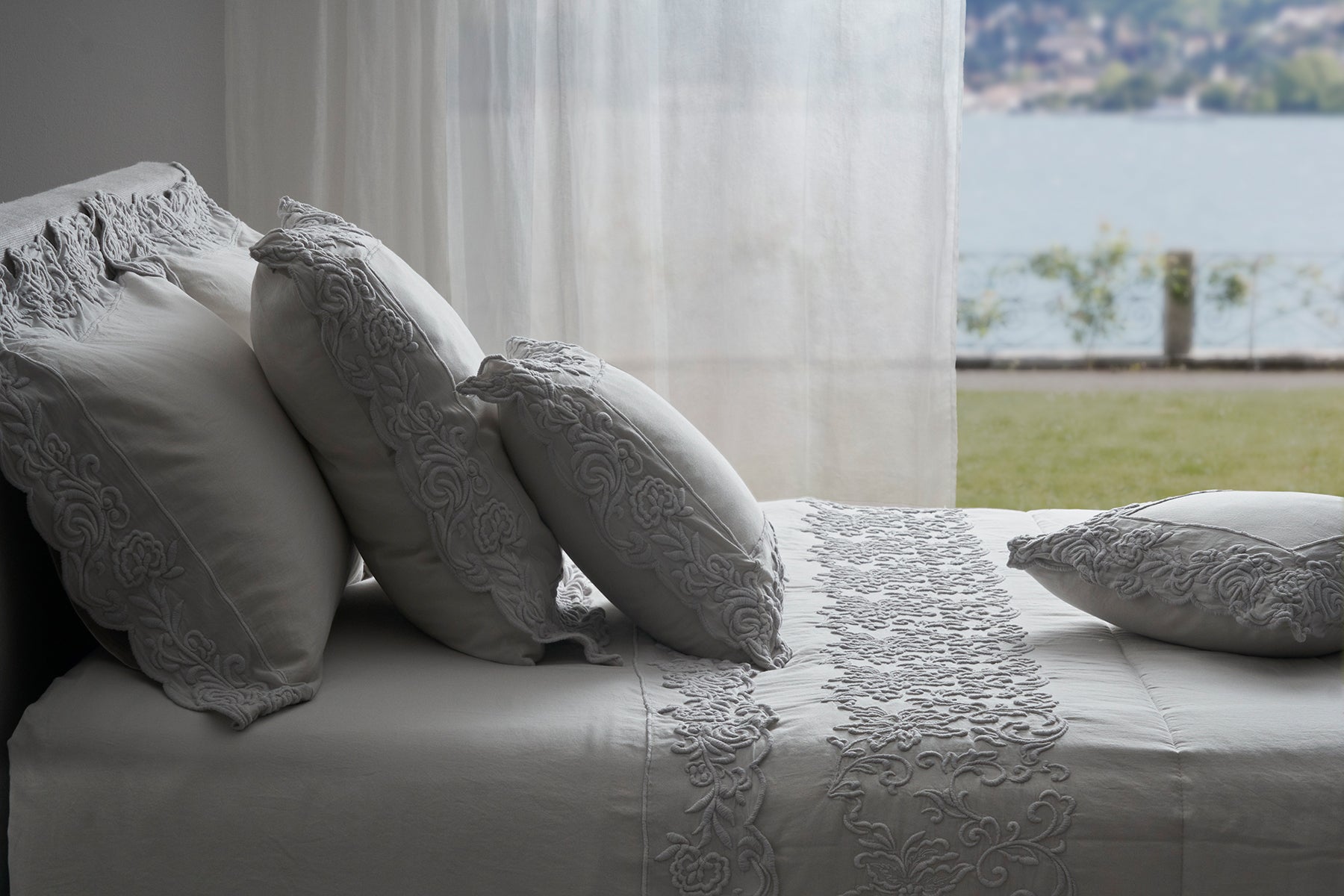 Quilt e trapunta Dune Merveille con due fasce ricamate - Mastro Raphael