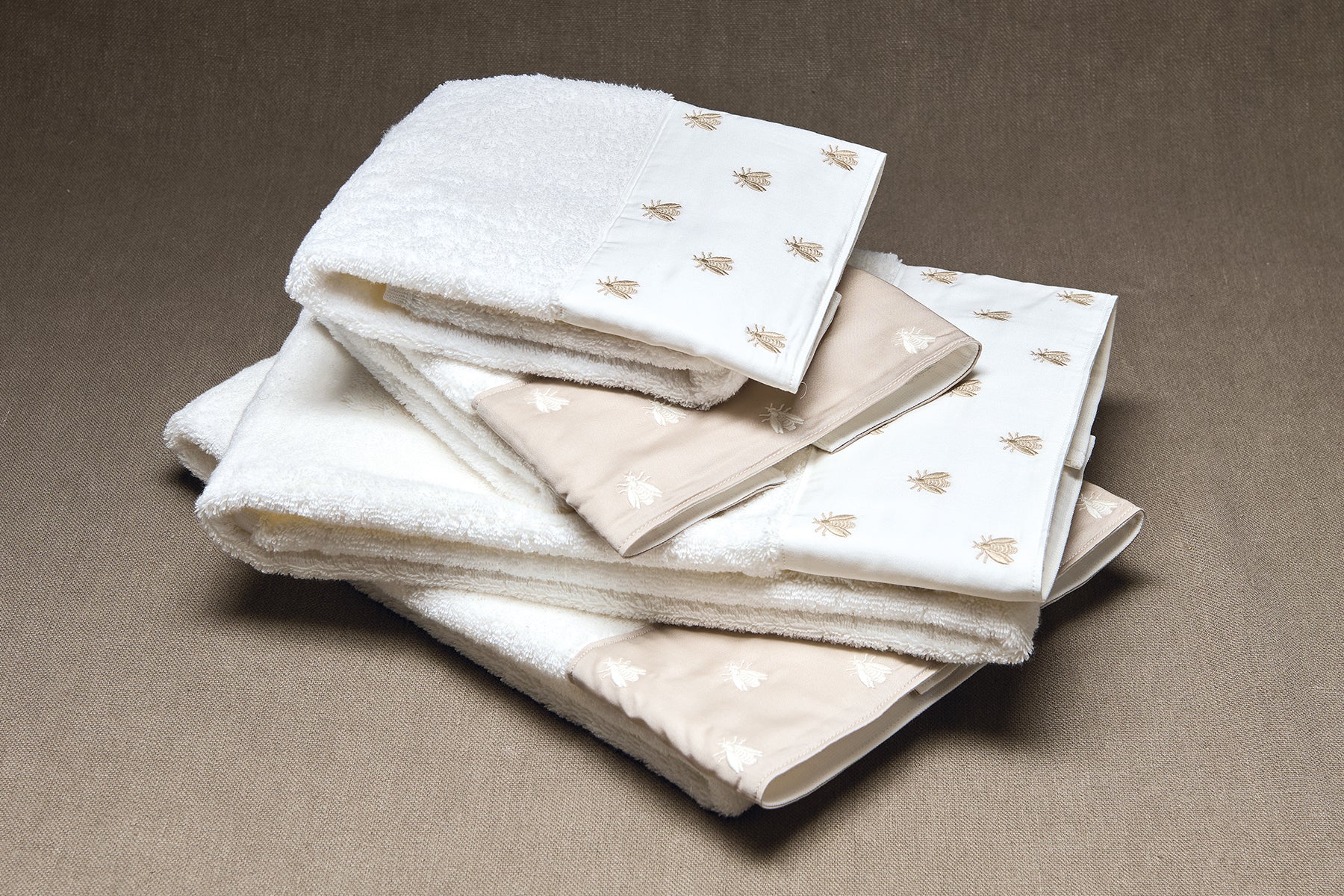 Set Spugna con bordo ricamato Api  - Mastro Raphael
