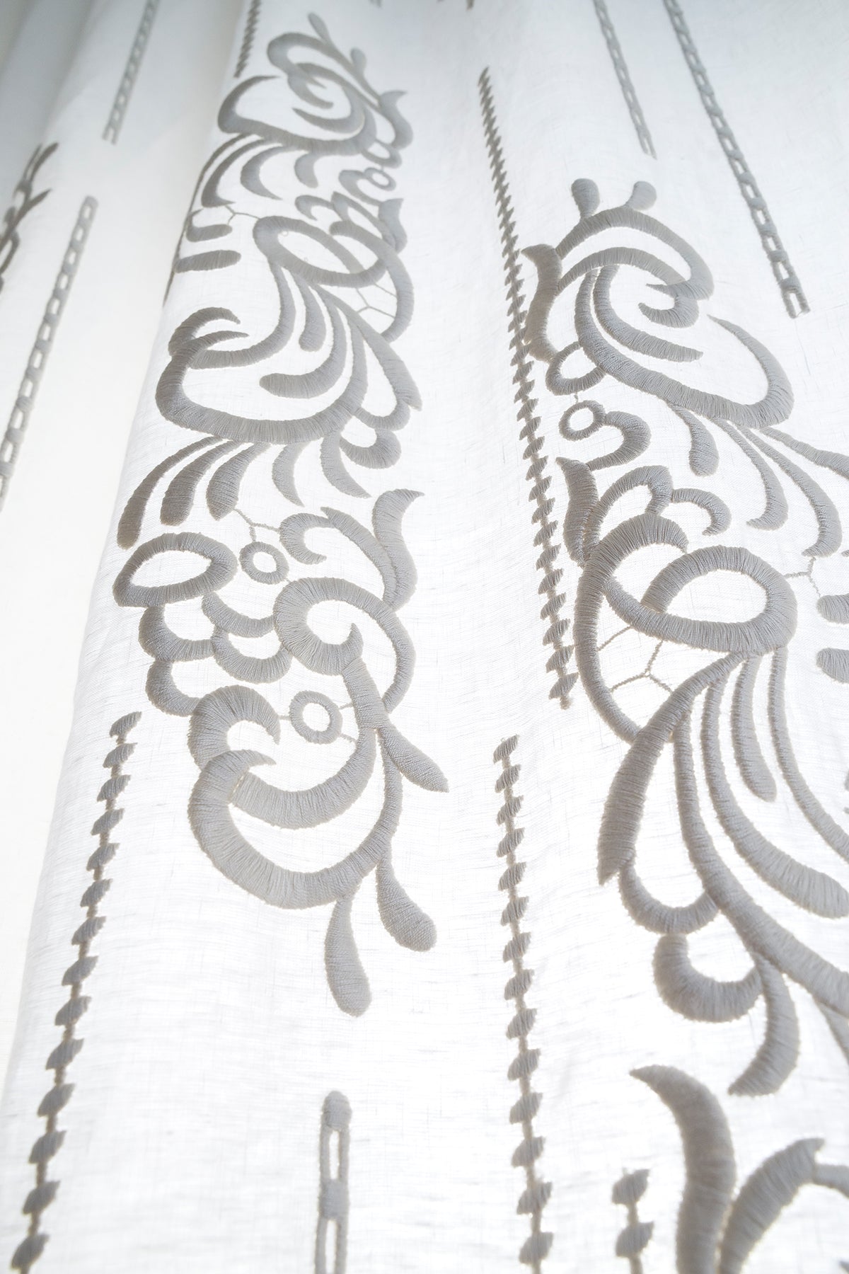 Tenda Arabesque ricamo fiori e linee - Mastro Raphael